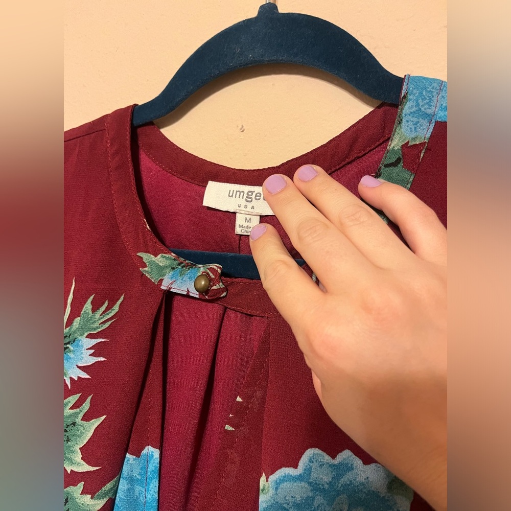 Umgee Hydrangea Floral Maroon Cold Shoulder Tunic Dress || Size Medium - Picture 4 of 5